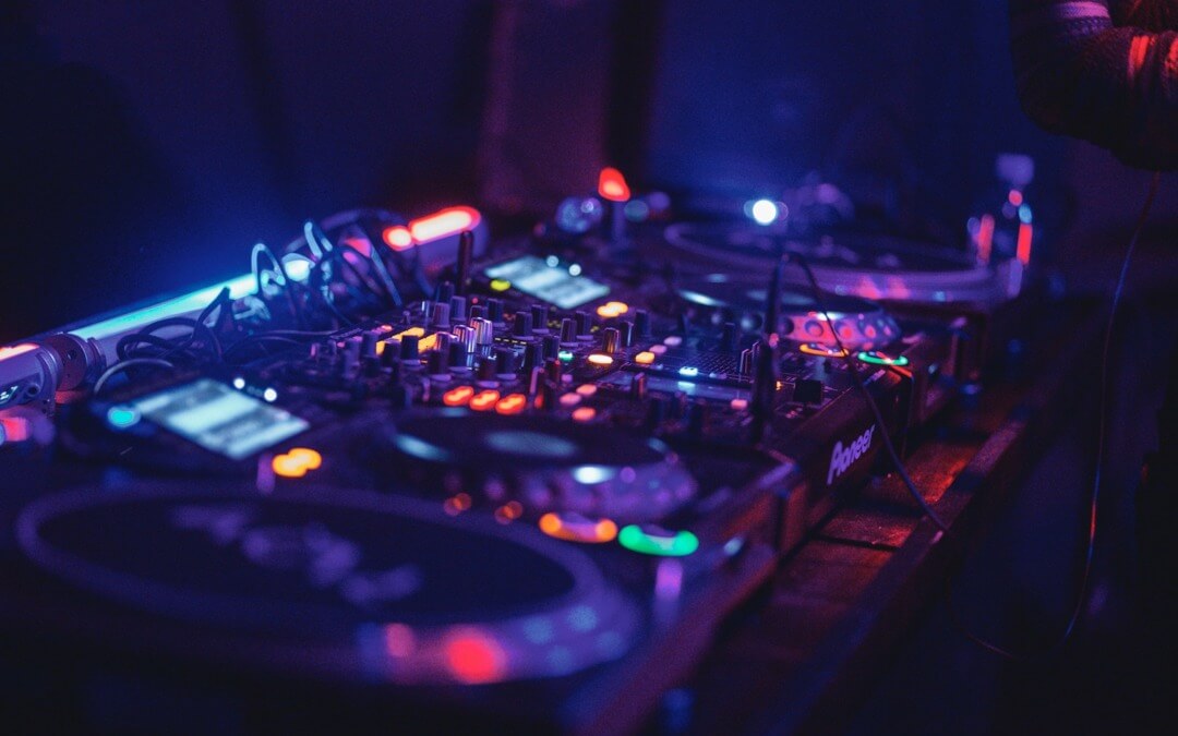 Les bases de l’utilisation des Effets pour DJ Latino : Reverbs, Delays et Stems