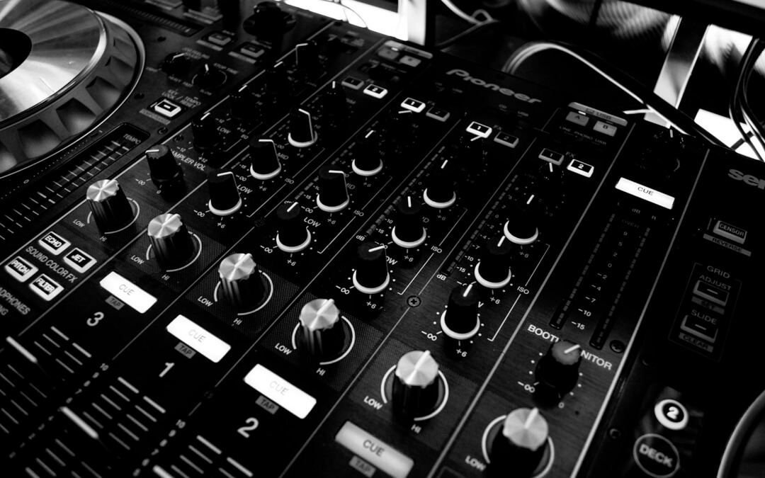 Comment passer de la Salsa au Dancehall : Maîtrisez les transitions Multi-Genres