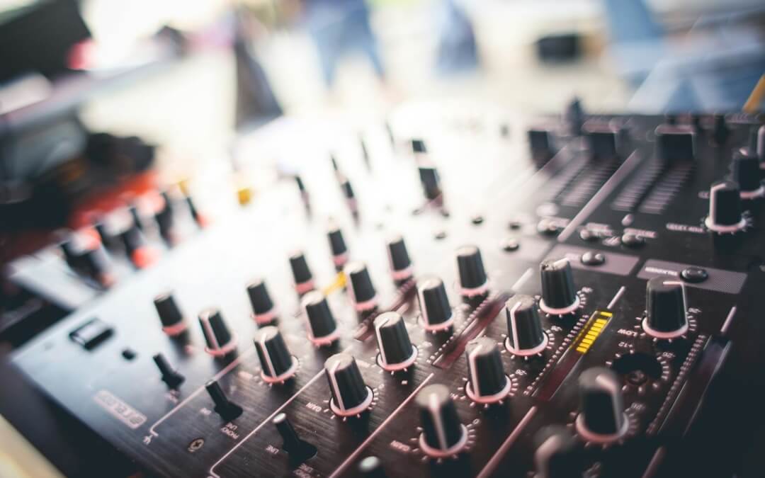 Comparatif : les meilleures tables de mixage pour DJ Latino et Urbain.