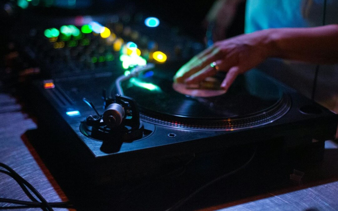 Guide complet du matériel DJ pour mixer du Latino, Hip Hop et plus encore.