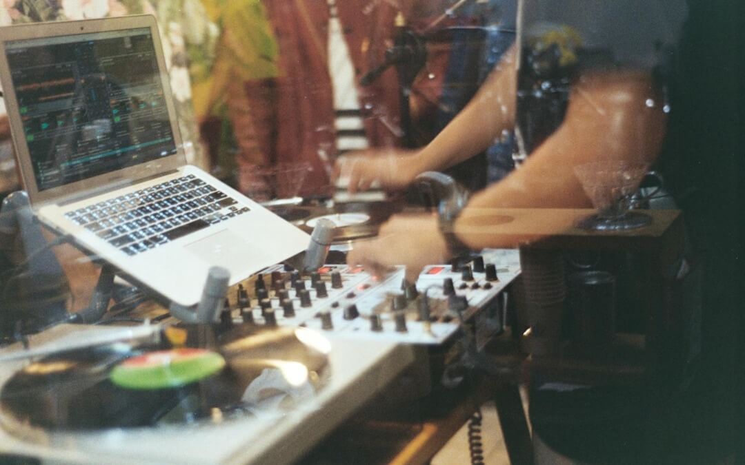 Techniques de mixage avancées pour DJ Latino : Maîtrisez le Scratch et le Beatmatching.